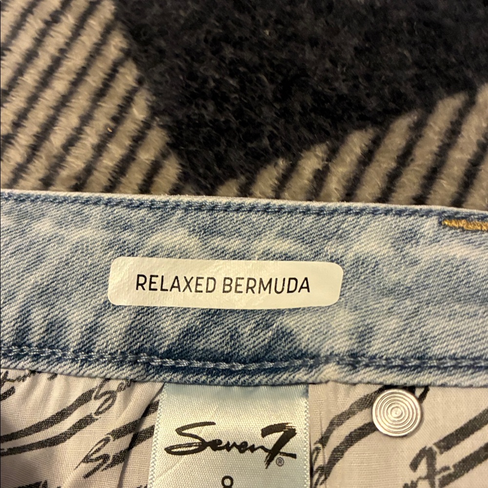 Seven7 Light Wash ( Lynx) Denim Mid-Rise Women’s Shorts - Picture 14 of 15